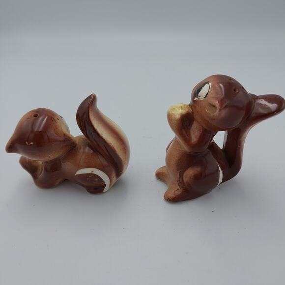 VINTAGE SQUIRREL HOLDING ACORNS SALT AND PEPPER SHAKERS JAPAN - Picture 2 of 5
